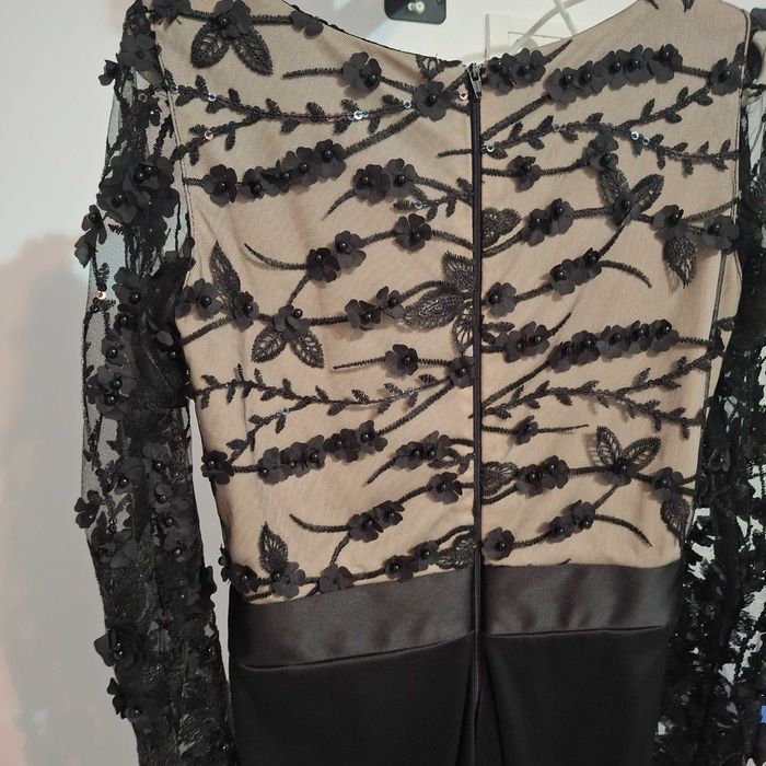 Rochie de seara neagra cu dantela deosebita si flori aplicate