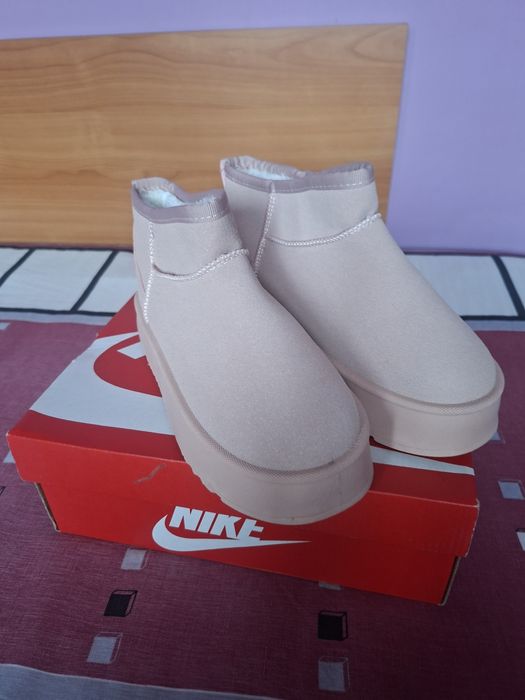 Vând Ghete Damă UGG  Italia Mărimea 37 Noi