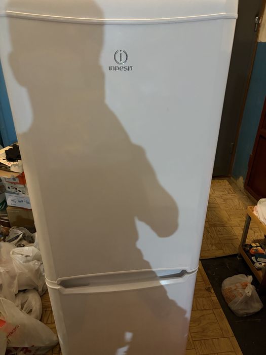 Продаю холодильник indesit