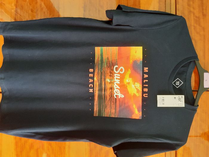 vand tricou nou cu eticheta