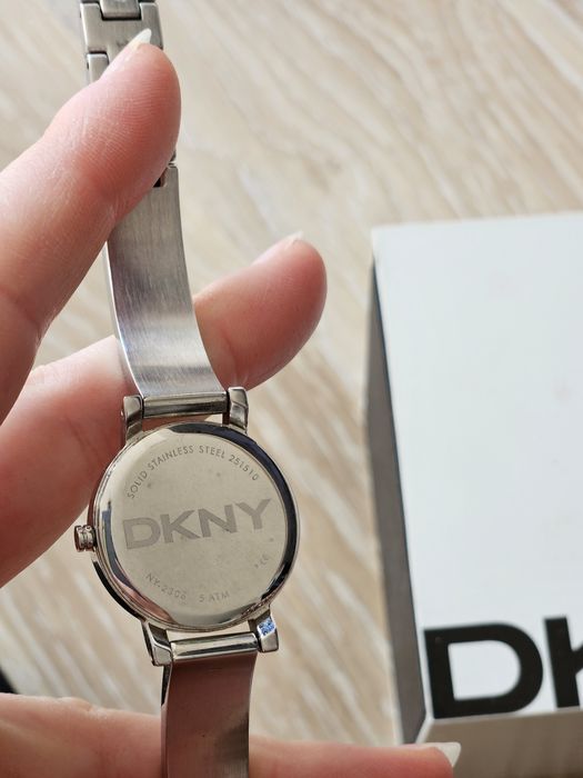 Сребрист часовник DKNY