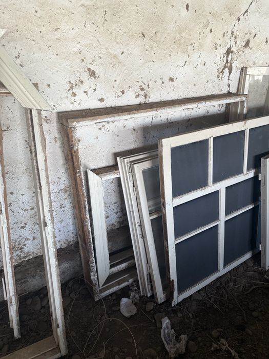 Старые деревянные окна и двери