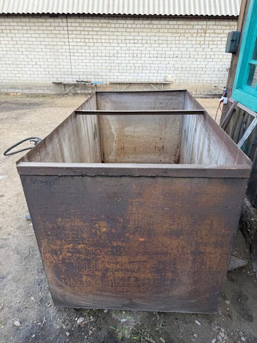 Бак для воды с чугунным краном