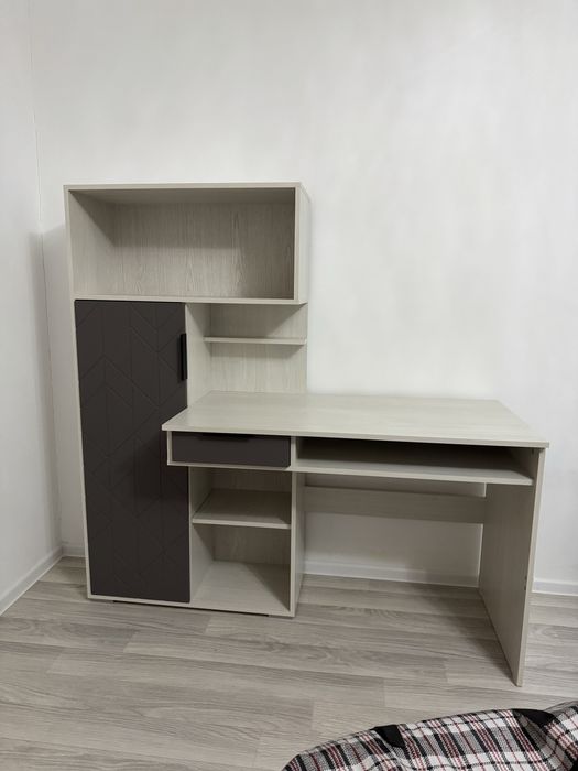 Письменный стол,парта