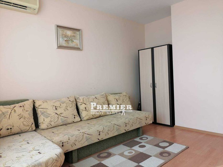 Предлагаме за продажба много просторен тристаен апартамент