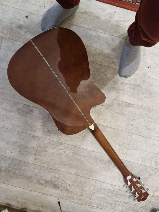 Гитара акустическая с встроенным тюннером