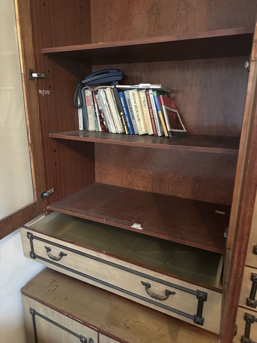 Продам шкафы ( сервант)