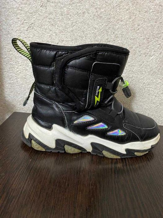 срочно продаю детские ботинки