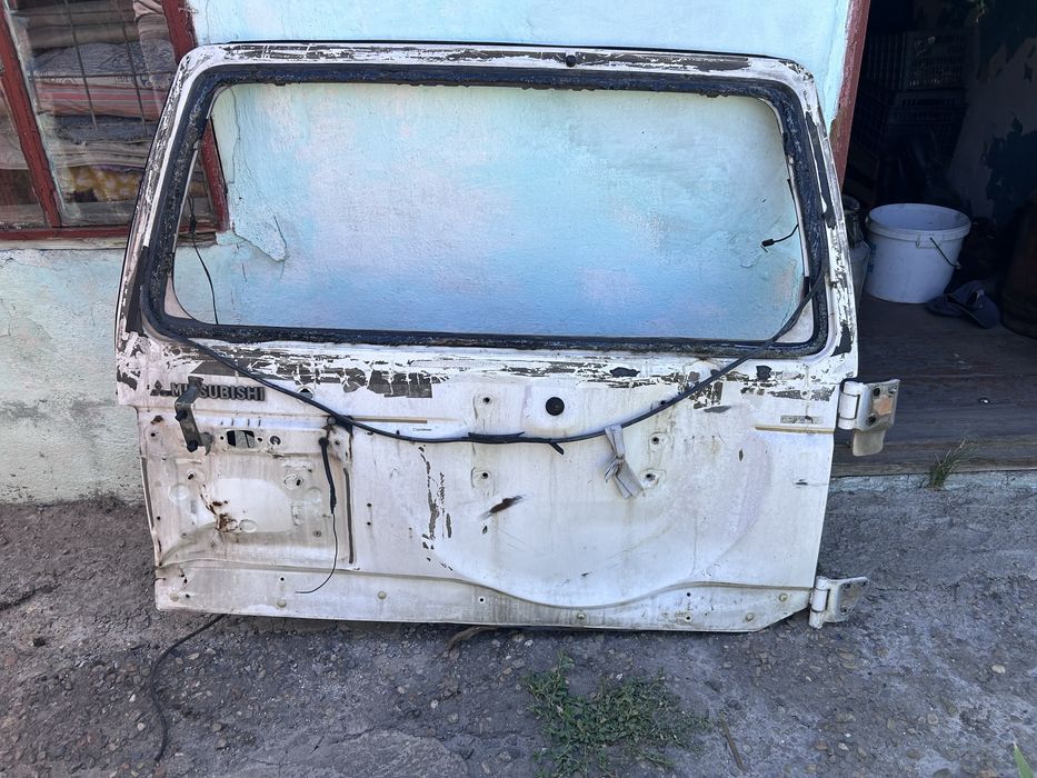 Продам двери Mitsubishi Pajero