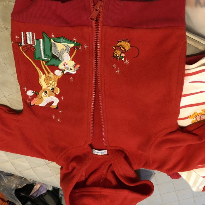 Продаются детские вещи.