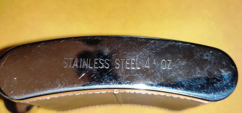 Фласка от неръждаема стомана и кожа с обем 4 унции.