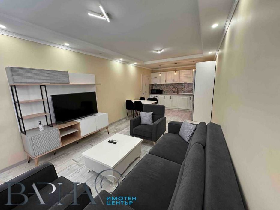 Дава се под наем Тристаен апартамент в Варна, Център - 117 кв.м за 797.64 € - Снимка #2
