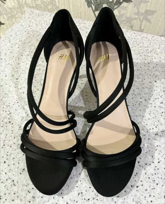 Сатиновые элегантные босоножки H&M. Новые!