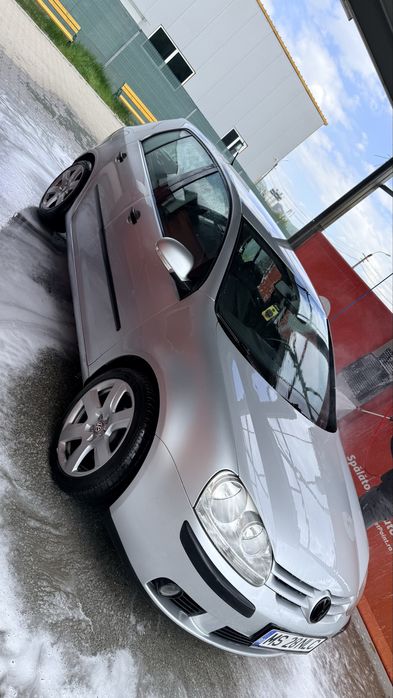 Vand sau schimb Golf 5 1.9 tdi 105 cai 250 nm