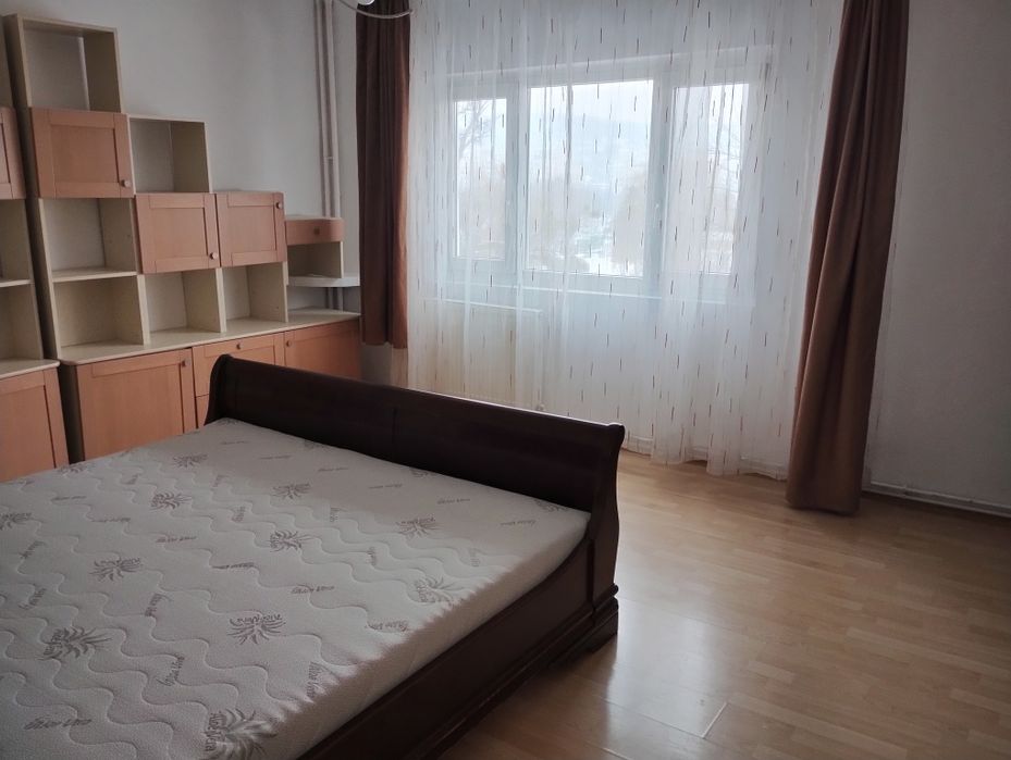 Închiriez apartament 4 camere plopilor Nr.60