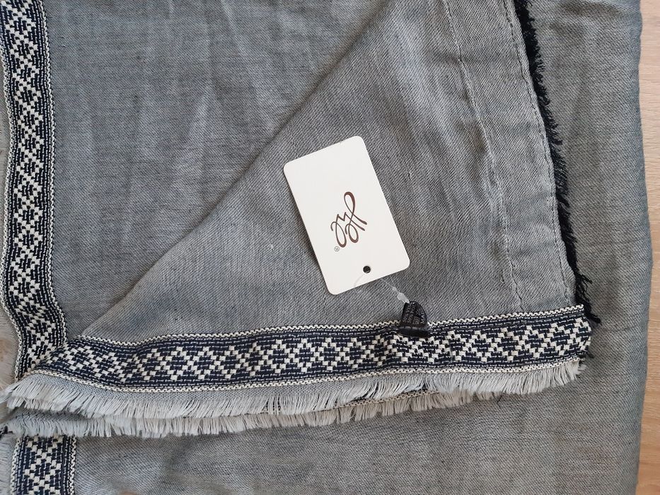 НОВИ шал в сиво 140/140