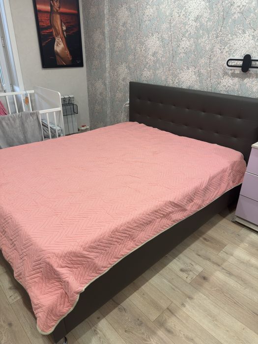 Двуспальная кровать