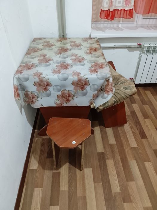 Прдается стол со стулями и вешалка