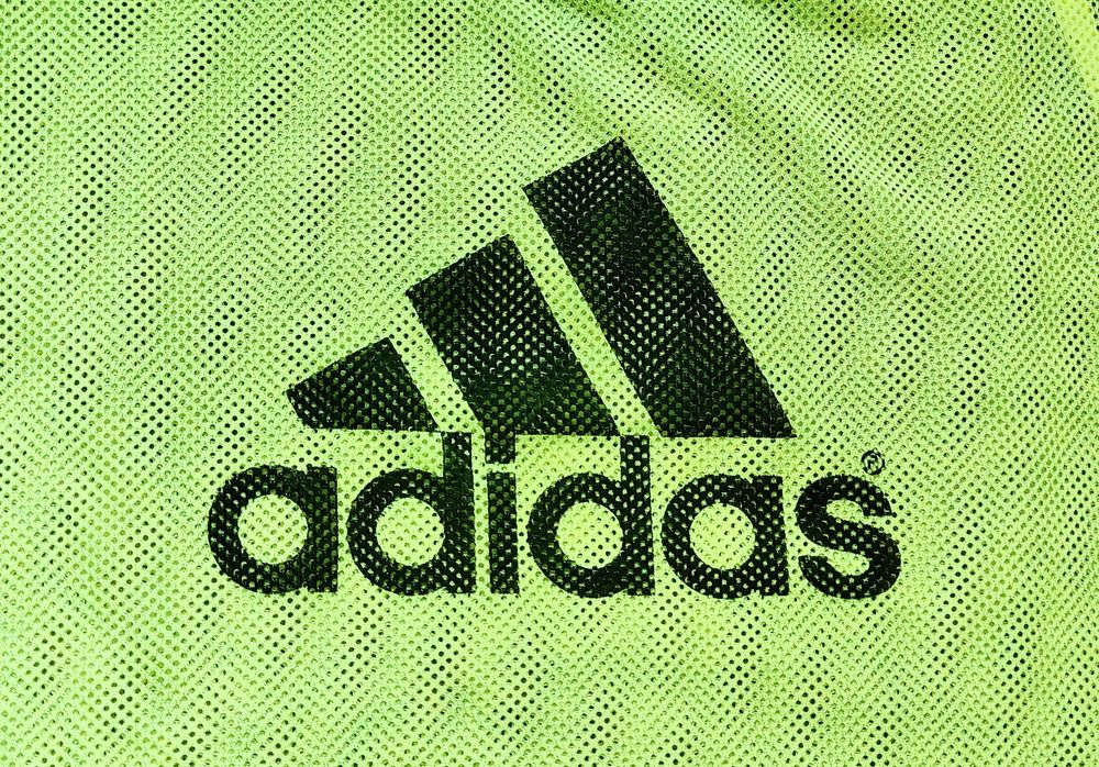 Maieu Adidas tip plasa.