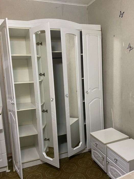 Продается белоснежный спальный гарнитур.