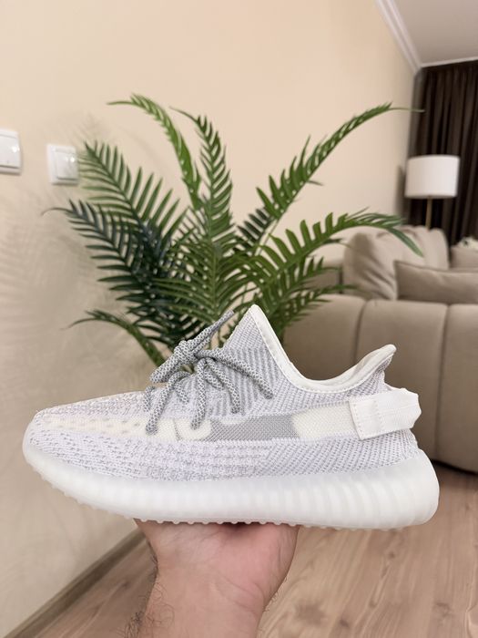 Yeezy 350 noi cu etichete