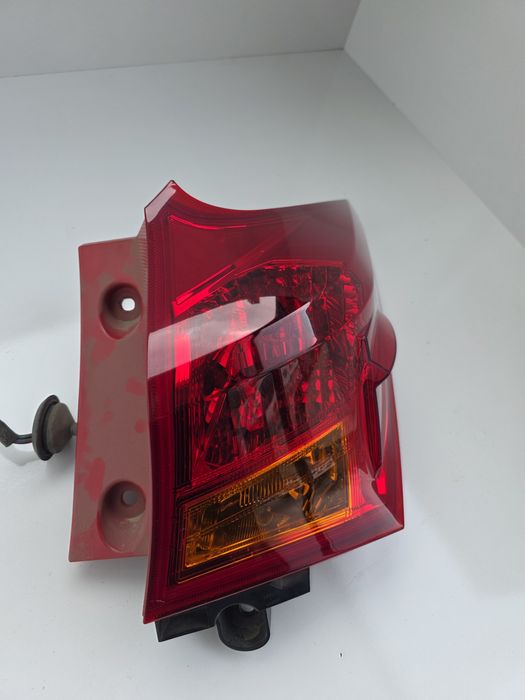 Десен стоп Toyota Auris E18 012-015г