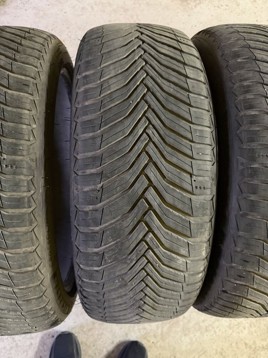Продавам 4 броя всесезонни гуми 215/45/20 Michelin Crossclimate 2