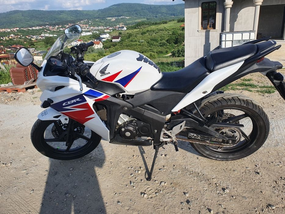 Vând Honda CBR 125R cat.A1 16 ani
An 2005 
Stare bună 
Întreținut : sc