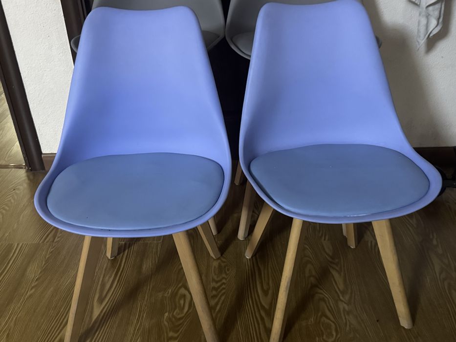 Стулья и столы.