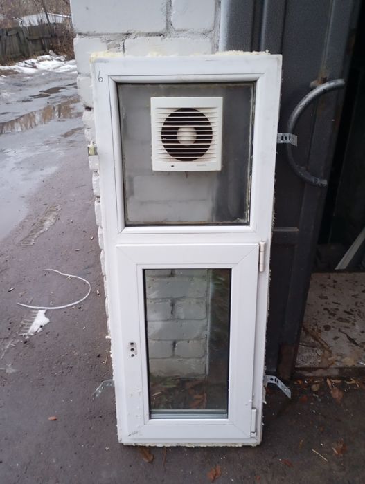 Продам пластиковую дверь и окна.