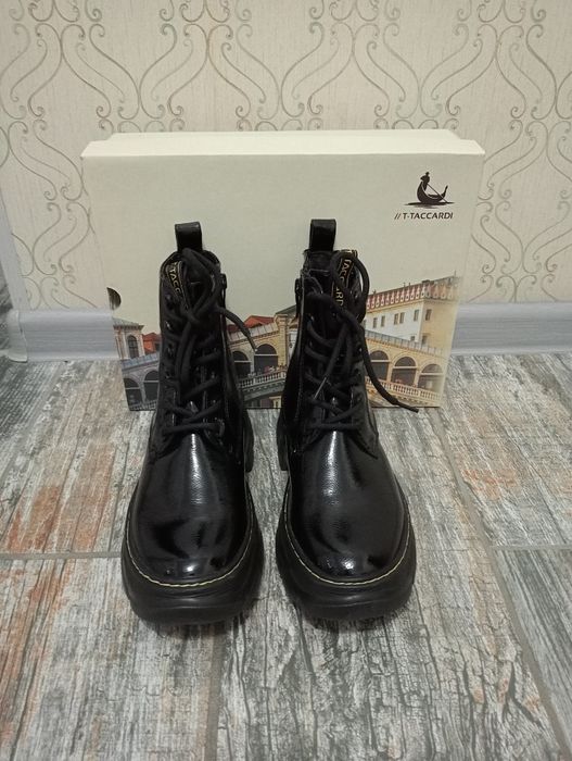 Сапоги Кари демисезонные лакированные.