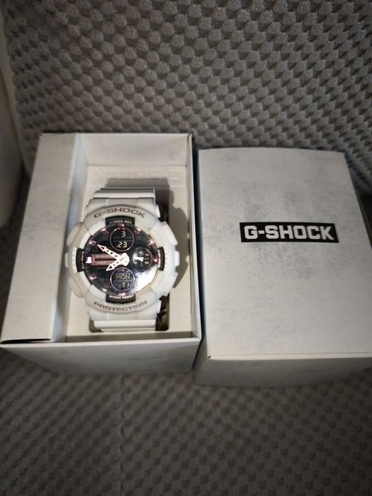 Бял часовник G-Shock