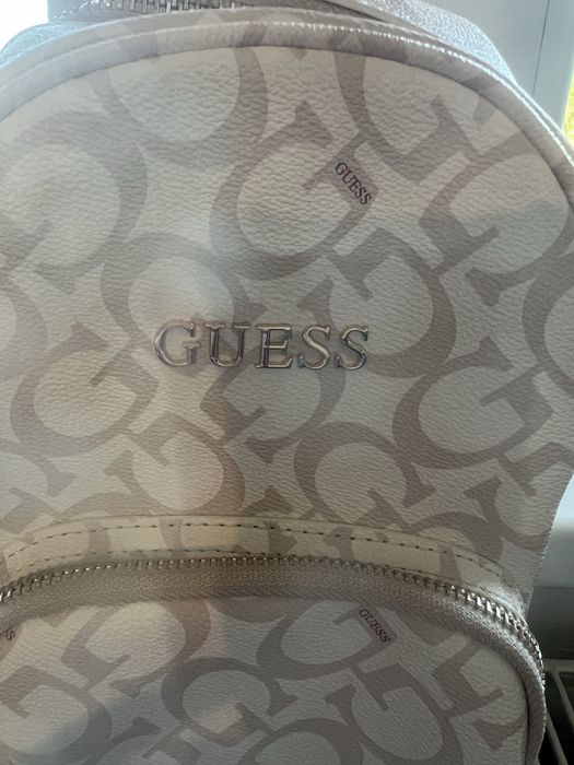 Vand rucsac Guess de dama pe umar