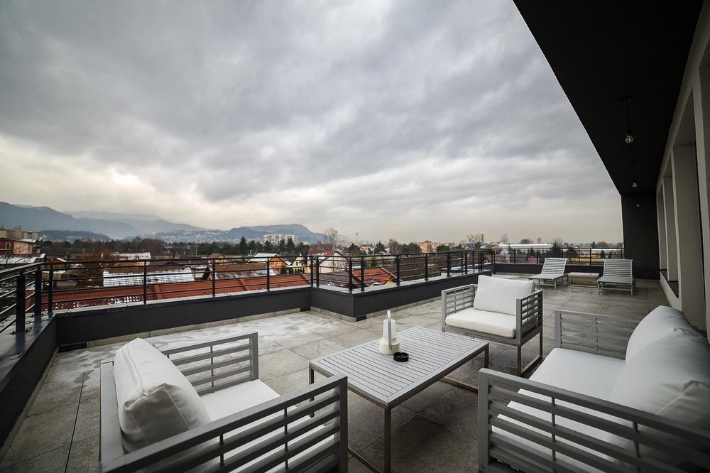 Inchiriez Penthouse regim hotelier zona Coresi 7