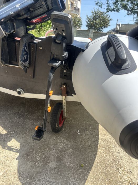 Лодка с мотор, сонар,помпа и жилетка