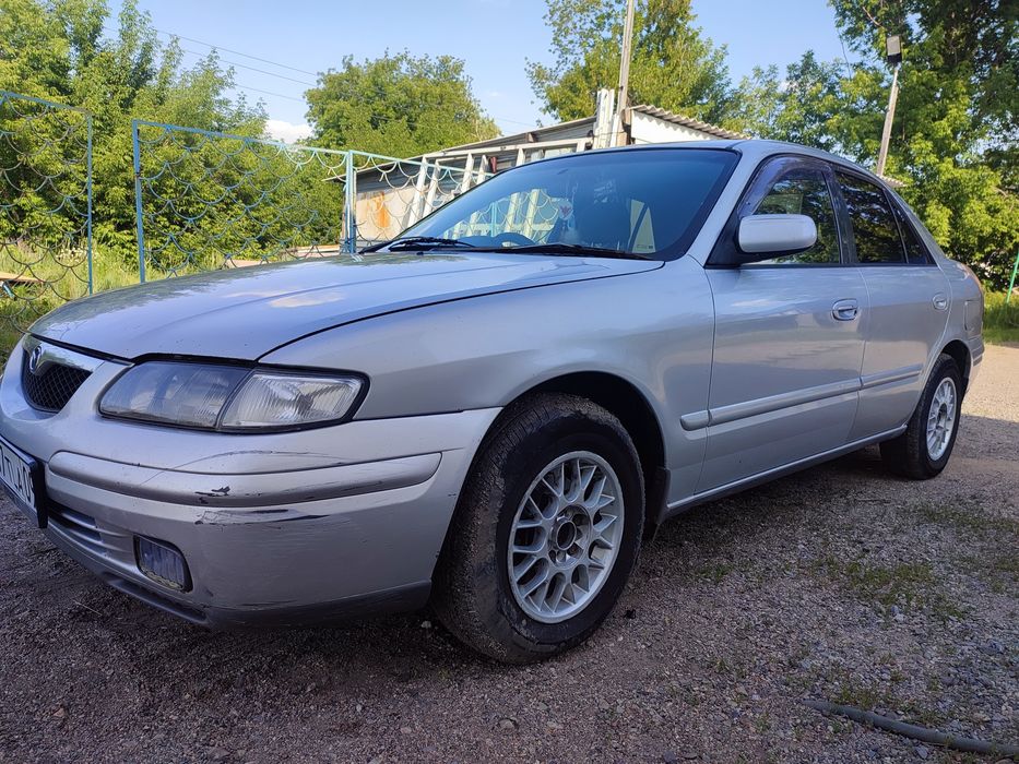 Легковая автомобил Мазда птичка