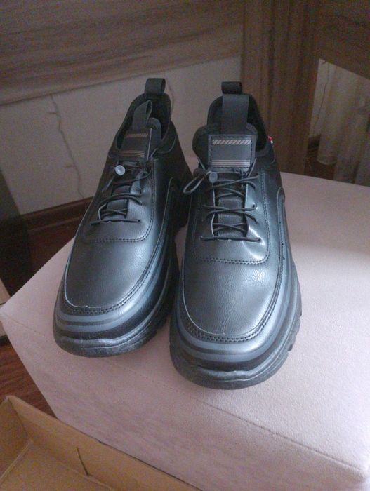 Продам мужские кроссовки