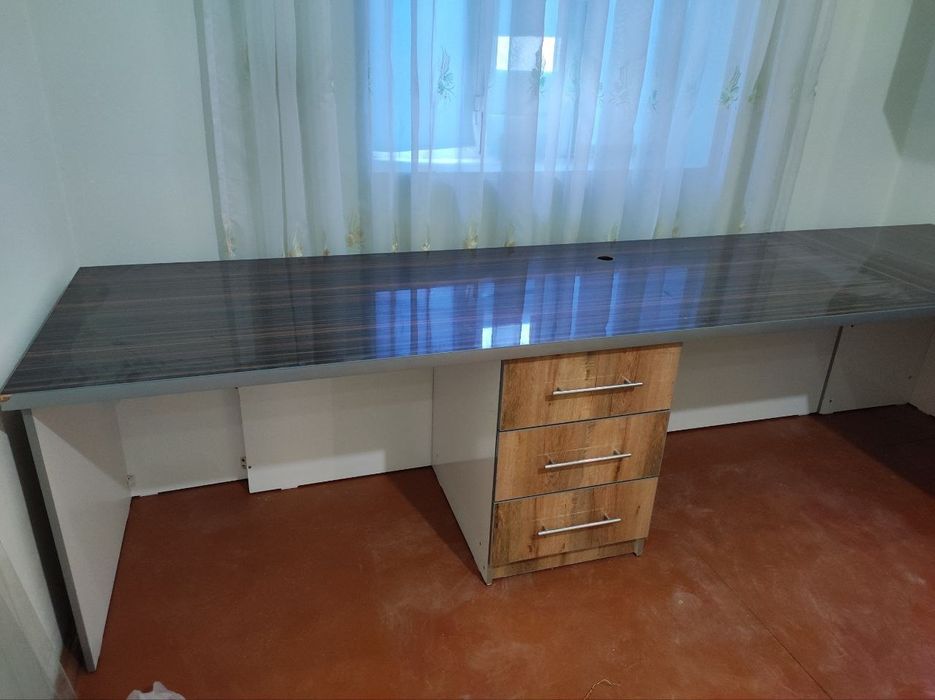 Kuxinniy mebel sotiladi