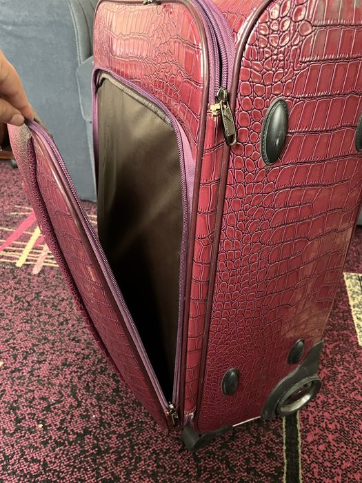 Чемодан среднего размера