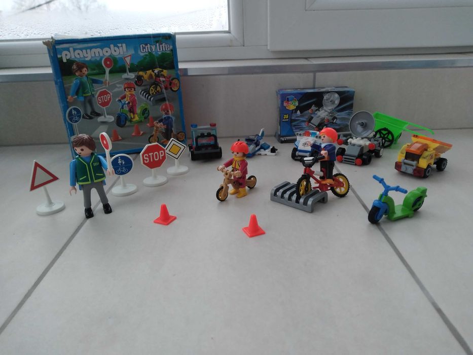 Три конструктора тип LEGO