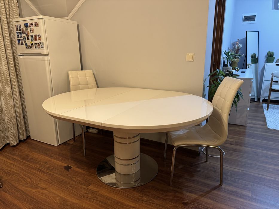 Set masa rotunda extensibila si 4 scaune