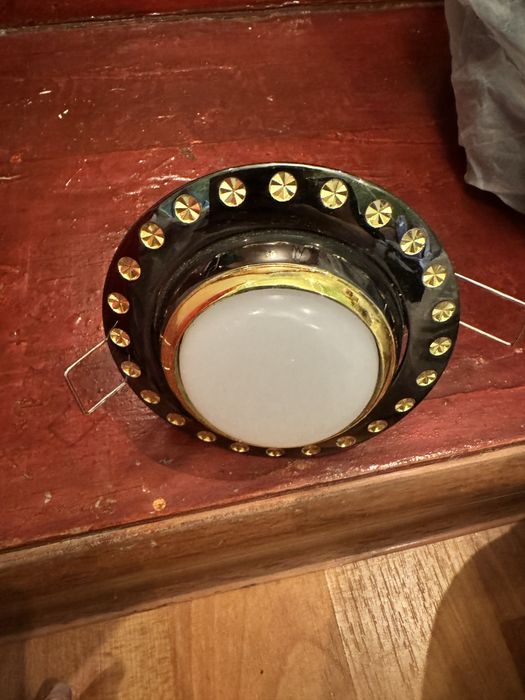 Продам споты с лампочками