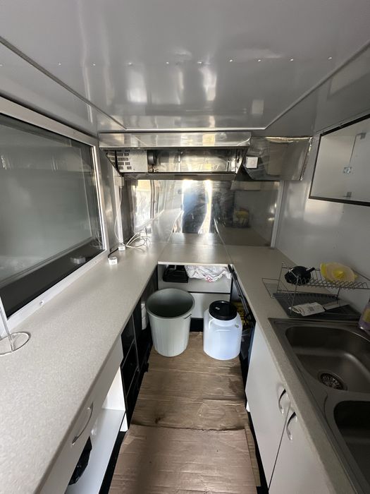 Продавам чисто нова търговска каравана