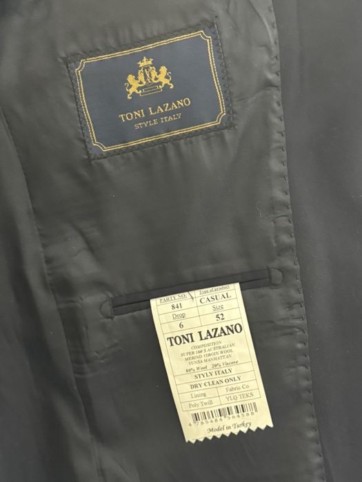 Темно-синий костюм