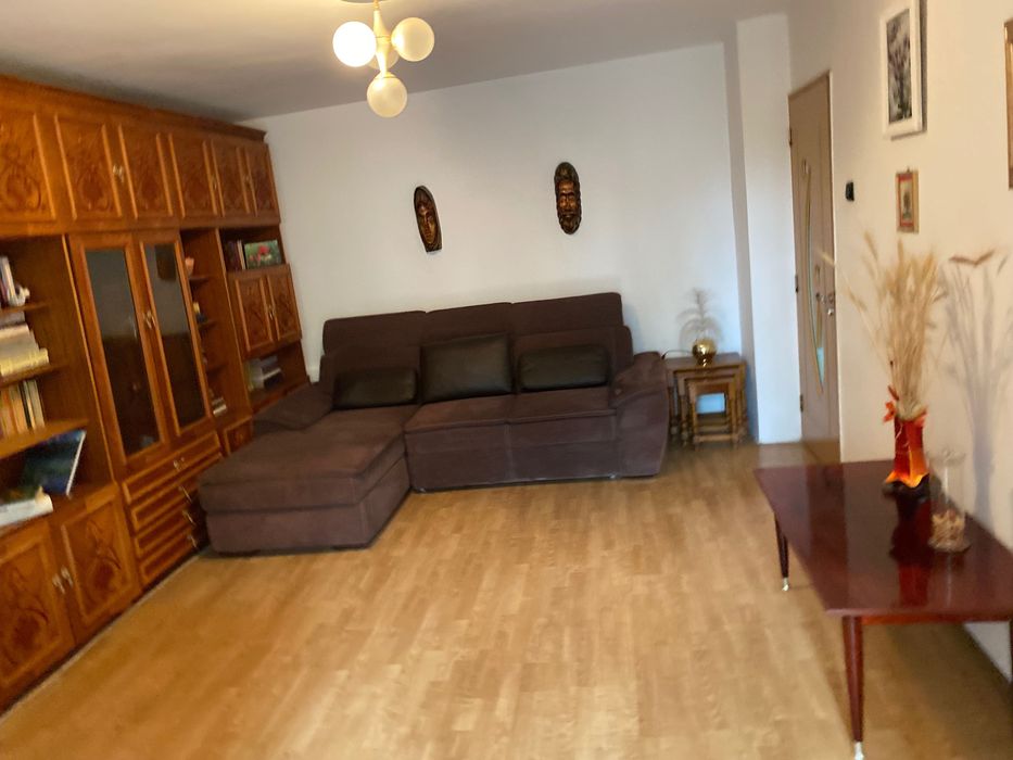 Închiriez apartament dotat cu 4 camere, modern.