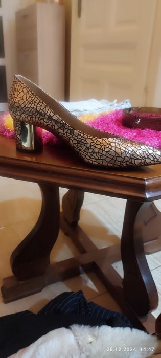 Vând pantofi piele toc 7 cm patrat auriu, deosebiti