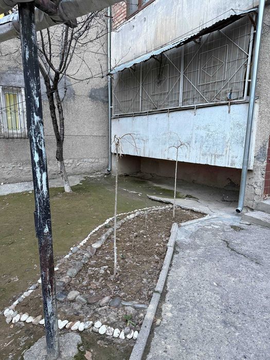 Северный олмазар 1-хона 2 килинган квартира сотилади 1-этаж