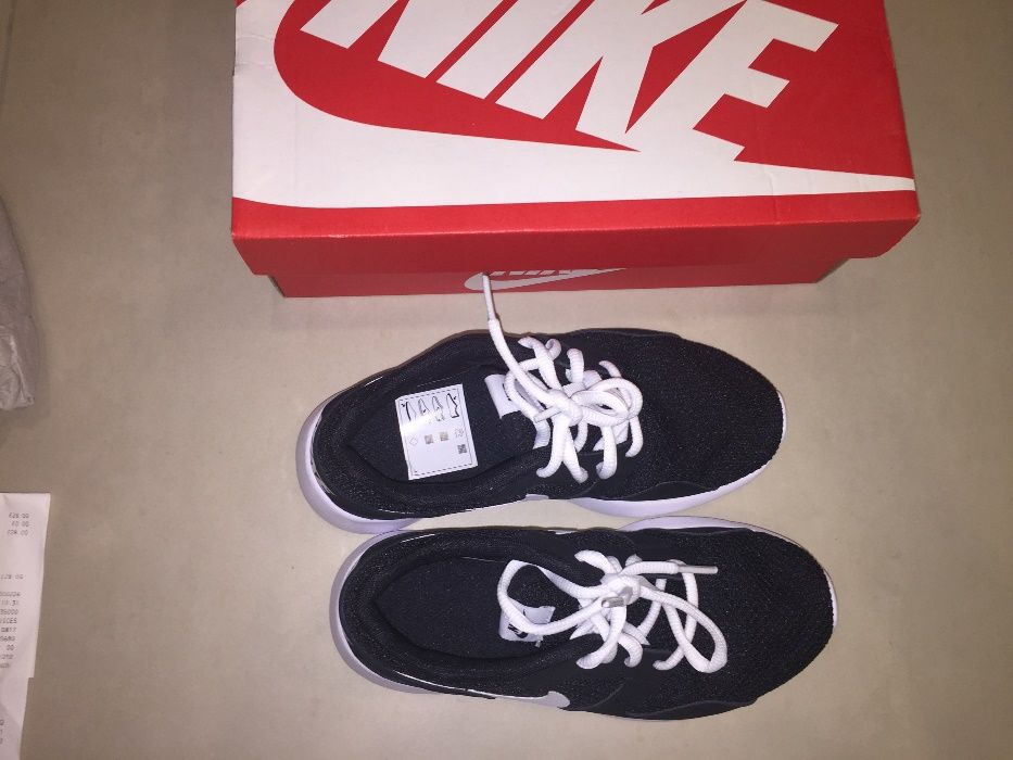 Incaltaminte sport Nike, nou, mar. 35,5 - REDUCERE de la 250 lei