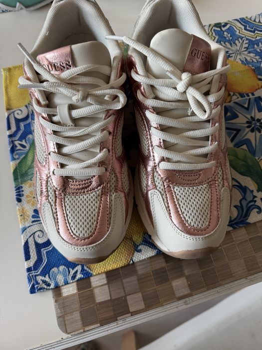 Продавам маратонки guess