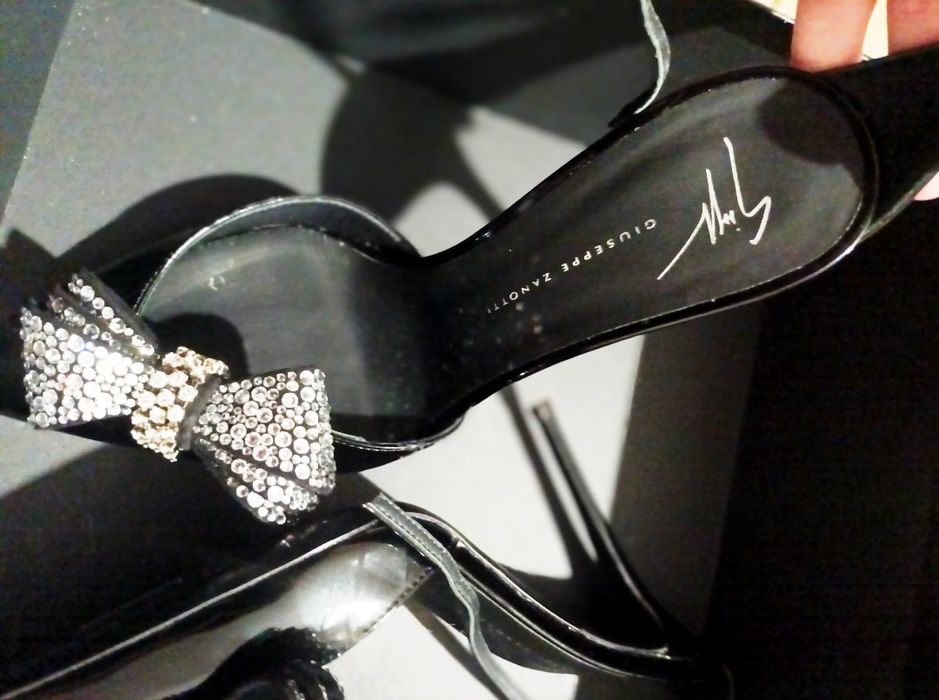 Pantofi femei Giuseppe Zanotti numărul 38 preț negociabil 4200 lei